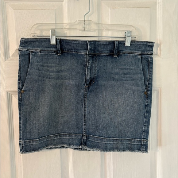 Denim Mini Skirt LOFT Frayed Hem Y2K Low Rise Jean Skirt Size 6 vintage - Picture 4 of 10